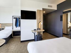 TV a/nebo společenská místnost v ubytování B&B HOTEL Argenteuil