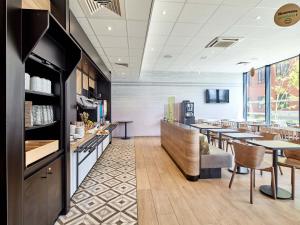 Kuchyň nebo kuchyňský kout v ubytování B&B HOTEL Argenteuil