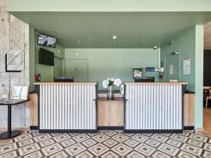 TV a/nebo společenská místnost v ubytování B&B HOTEL Argenteuil