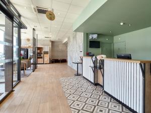 TV a/nebo společenská místnost v ubytování B&B HOTEL Argenteuil