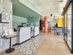 TV a/nebo společenská místnost v ubytování B&B HOTEL Argenteuil