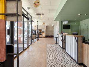 Kuchyň nebo kuchyňský kout v ubytování B&B HOTEL Argenteuil