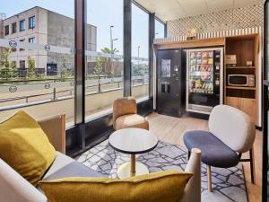 Kuchyň nebo kuchyňský kout v ubytování B&B HOTEL Argenteuil