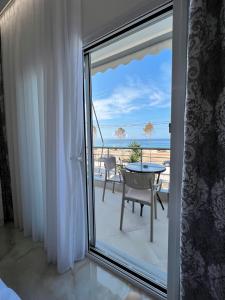 Rõdu või terrass majutusasutuses Ionian View B&B