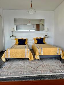 twee bedden naast elkaar in een slaapkamer bij Stunning View Seaside 1-Bed Apartment in Saronida in Saronida