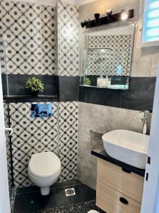 een badkamer met een toilet en een wastafel bij Stunning View Seaside 1-Bed Apartment in Saronida in Saronida