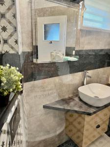 een badkamer met een wastafel en een toilet. bij Stunning View Seaside 1-Bed Apartment in Saronida in Saronida