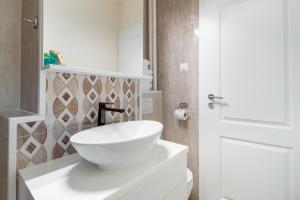 Un baño con un lavabo blanco y un inodoro. en Sovata Studio, en Oradea