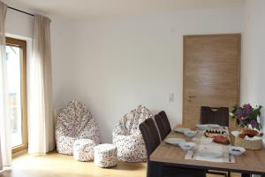 a dining room with a wooden table and chairs at Fränkische Seenliebe in Gunzenhausen