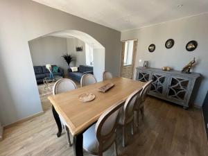 貝葉的住宿－Largo Bayeux，一间带木桌和椅子的用餐室