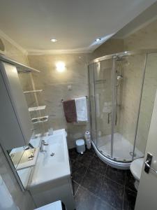 uma casa de banho com um chuveiro, um lavatório e um WC. em Deluxe Sunset Room, view of the Old Town em Dubrovnik