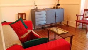リスボンにあるHistorical Flat Designのリビングルーム(赤いソファ、テーブル付)