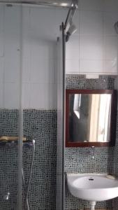 リスボンにあるHistorical Flat Designのバスルーム(シャワー、シンク、鏡付)