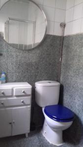リスボンにあるHistorical Flat Designのバスルーム(トイレ、鏡、シンク付)