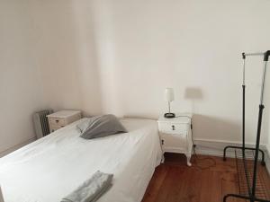 リスボンにあるHistorical Flat Designの白いベッドルーム(ベッド1台、ナイトスタンド2台付)