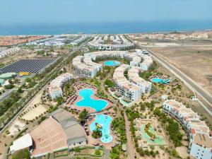 una vista aérea de un complejo en Quality Melia Dunas Beach Resort Apt Spa Gym 7 Pools, en Santa Maria