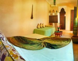 sypialnia z 2 łóżkami w pokoju w obiekcie Riad Karmanda w Marakeszu