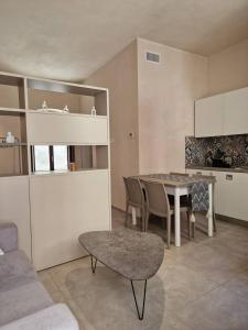 sala de estar con mesa y cocina en Charming apartment in center en Scicli