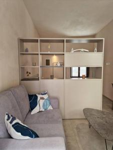 ein Wohnzimmer mit einem Sofa und einem Tisch in der Unterkunft Charming apartment in center in Scicli