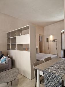 Zimmer mit einem Bett, einem Sofa und einem Tisch in der Unterkunft Charming apartment in center in Scicli