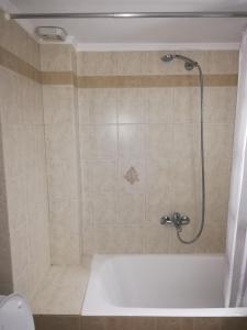 a bathroom with a shower with a tub at Διαμέρισμα σε πολυκατοικία in Néa Khilí