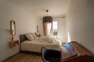 Postel nebo postele na pokoji v ubytování Gîte Le Galus au cœur de nos vignes bio + 35 fotografií