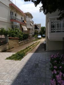 uma rua com edifícios e um carro na estrada em Διαμέρισμα σε πολυκατοικία em Néa Khilí