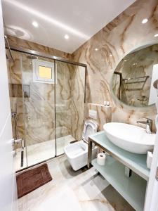 W łazience znajduje się umywalka, prysznic i toaleta. w obiekcie Ionian View B&B w mieście Himara