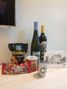 uma mesa com uma garrafa de vinho e alguns snacks em DRIEHOF - LandGut & Residenz Hofapartment - Apt 10 em Tecklenburg