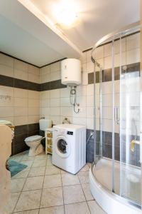 Koupelna v ubytování Apartmani Cerovečki + 37 fotografií