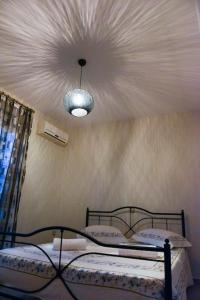 een slaapkamer met 2 bedden en een plafond met een ventilator bij Katerina luxury suites in Elia Laconias