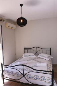 een bed met witte lakens en kussens in een slaapkamer bij Katerina luxury suites in Elia Laconias