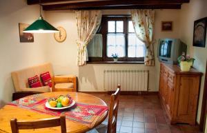 una cocina con una mesa con un bol de fruta. en Sisquet Apartaments en Erill la Vall