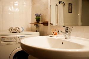 Koupelna v ubytování Sisquet Apartaments + 29 fotografií
