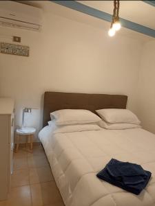 a bedroom with a large white bed in a room at Surf House in Pula