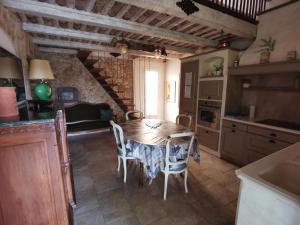 cocina con mesa y sillas en una habitación en Gîte la Saume, en Lambesc