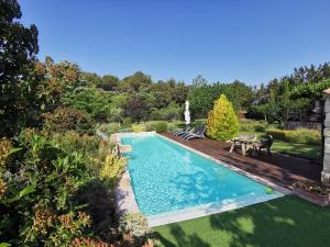 朗貝斯克的住宿－Gîte la Saume，花园游泳池的顶部景色