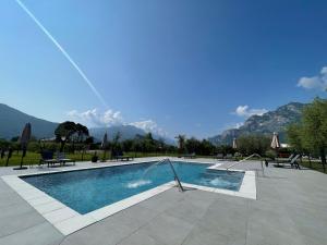 una piscina con montañas en el fondo en Arcovacanze en Arco