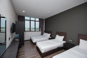 Postel nebo postele na pokoji v ubytování SkyCity Motel Pulau Ketam