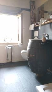 baño con lavabo y aseo y ventana en Ca' dea Gondola, en Sarmede