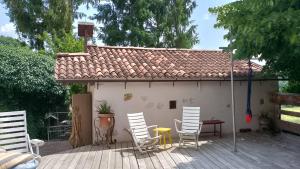 un patio con sillas, una mesa y una casa en Ca' dea Gondola, en Sarmede