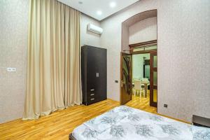 - une chambre avec un lit et un grand miroir dans l'établissement City centre apartment, à Baku