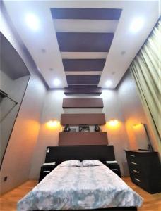- une chambre avec un lit et un plafond dans l'établissement City centre apartment, à Baku