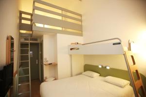 サント・リュース・シュル・ロワールにあるibis budget Nantes Sainte Luceの小さな客室で、二段ベッド1組、はしごが備わります。