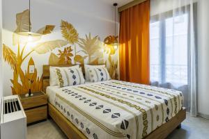 una camera con un letto e una grande finestra di Potoki Apartments a Skopelos Town