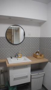 ein Badezimmer mit Waschbecken und Spiegel in der Unterkunft Pokoje na Warszawskiej in Gorzów Wielkopolski + 39 Fotos