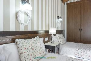 Łóżko lub łóżka w pokoju w obiekcie El Manantial Del Fresno Casas Rurales En Hervás - Piscina - Desayunos - Barbacoa - Parking gratis