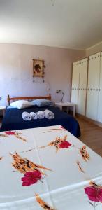 Un dormitorio con una cama con flores. en Chez Josie, chambre 18mCarre dans une longère Normande, en Francheville