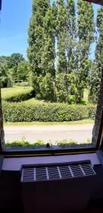 ventana con vistas a la calle y a los árboles en Chez Josie, chambre 18mCarre dans une longère Normande, en Francheville