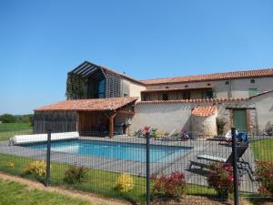 ein Haus mit einem Pool im Hof in der Unterkunft Le manse des janades in Rosières